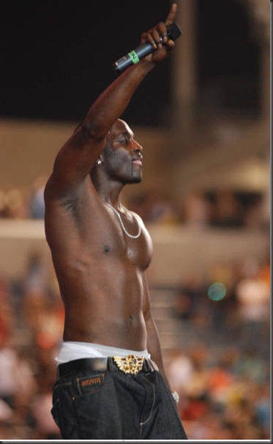 Akon shirtless