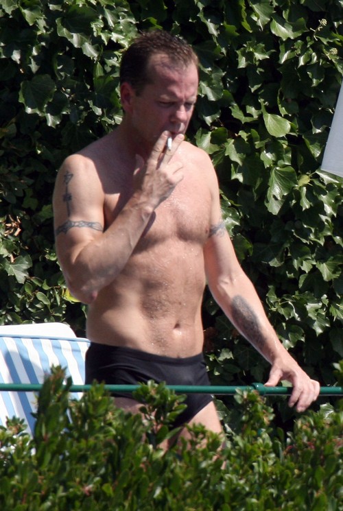 Kiefer Sutherland Shirtless And Bulge