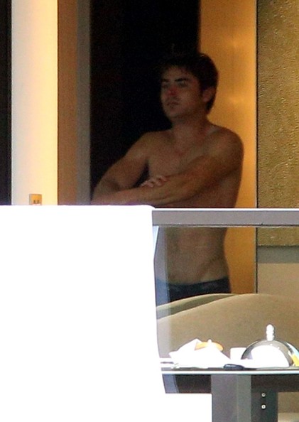 Zac Efron Nude Paparazzi Shots.