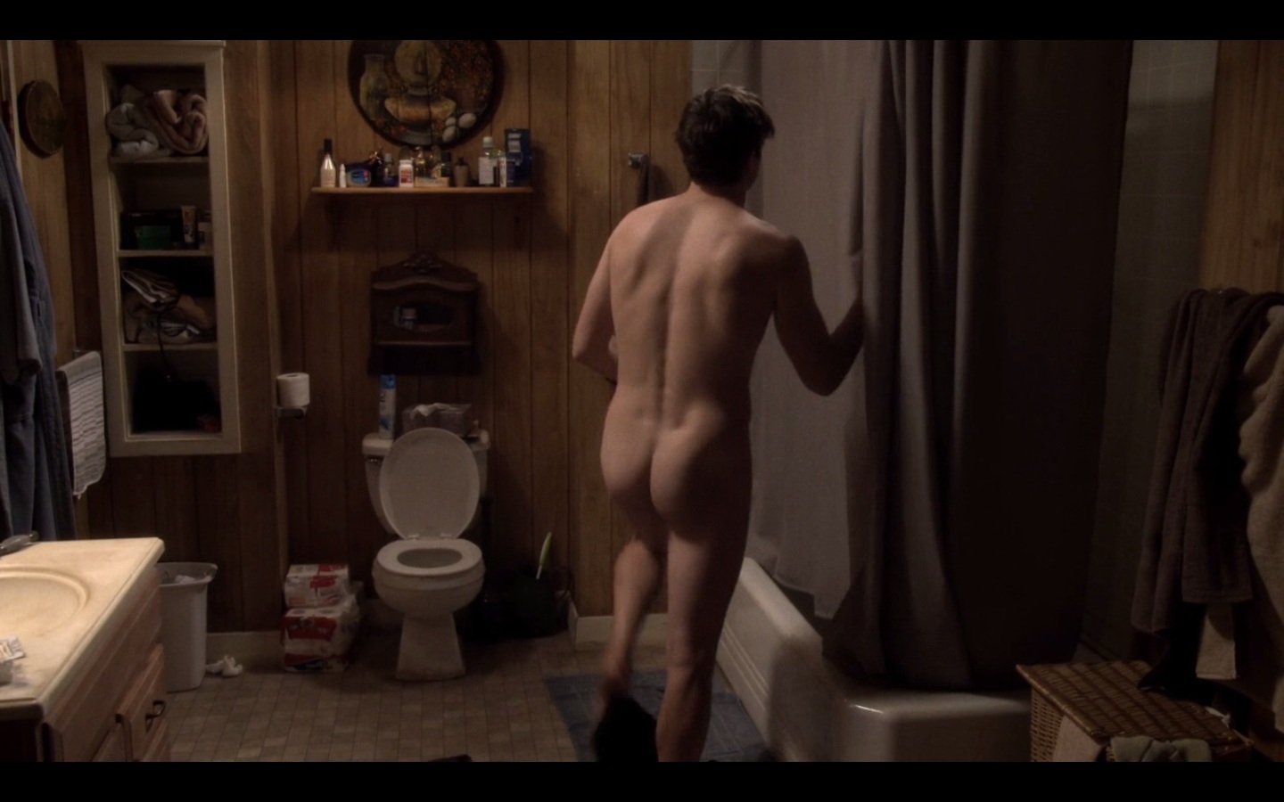 Ashton Kutcher Shows Bare Butt